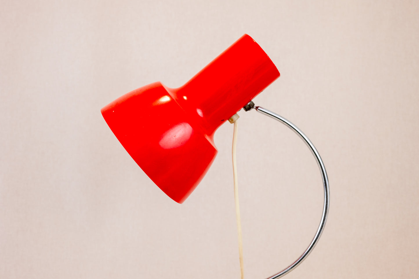 Mid-century red desk lamp by Josef Hurka for Napako 1960s Side view of chromatic holder
