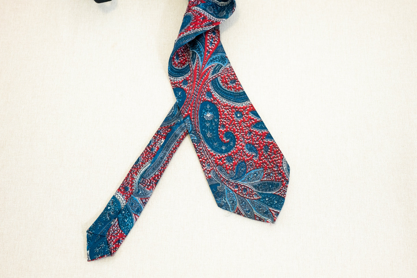 Vintage Christian Dior Monsieur Men Neck Tie Red Paisley Flower close
