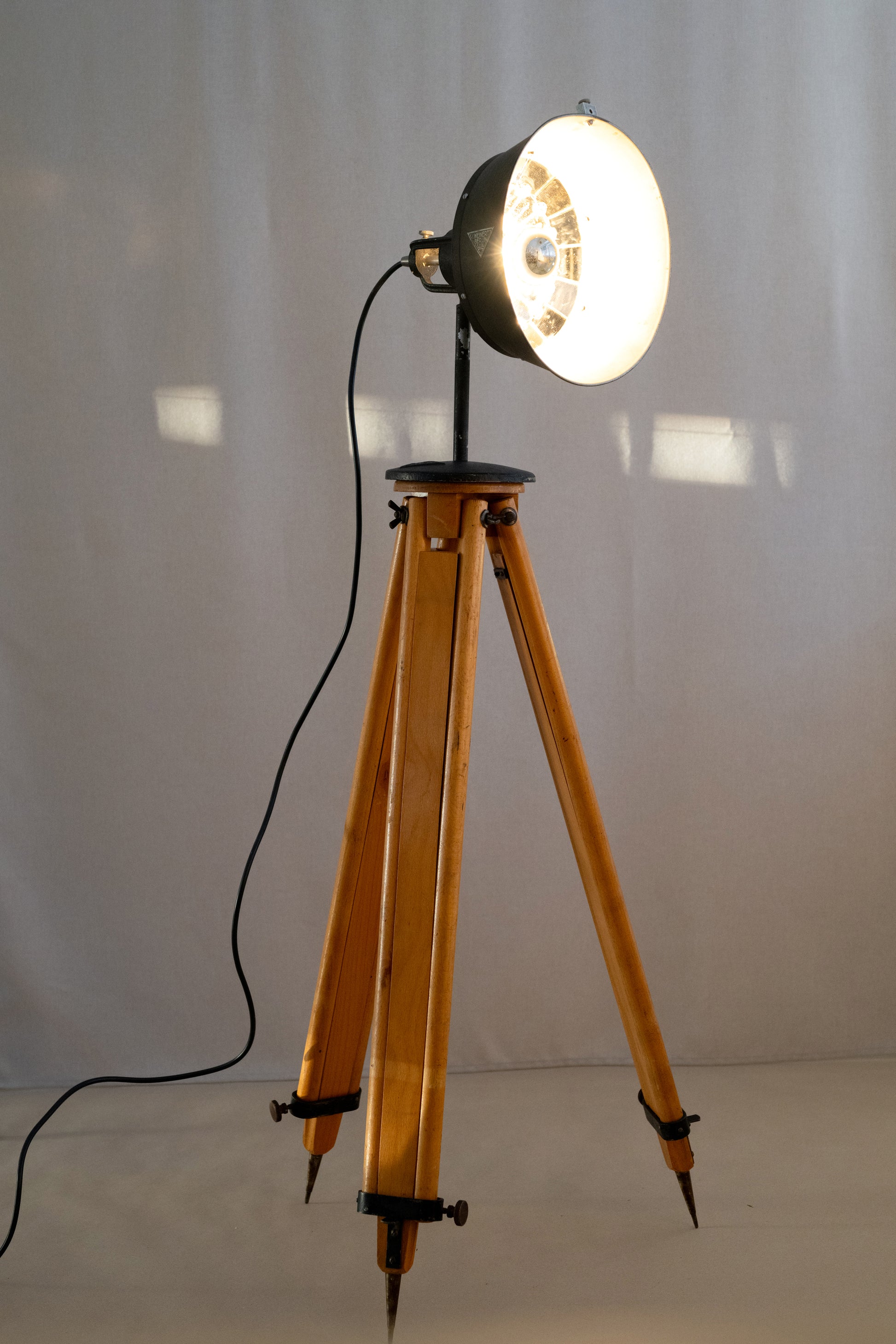 Vintage wooden tripod stand with light from studio lamp K. Weinert Berlin S.036