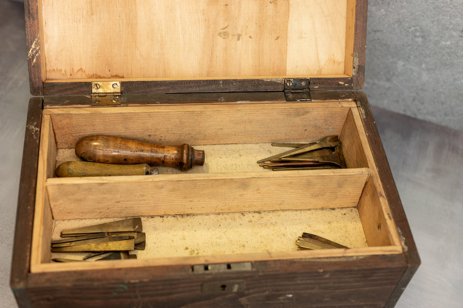 Curved decorative pallet made of brass for gold gilding