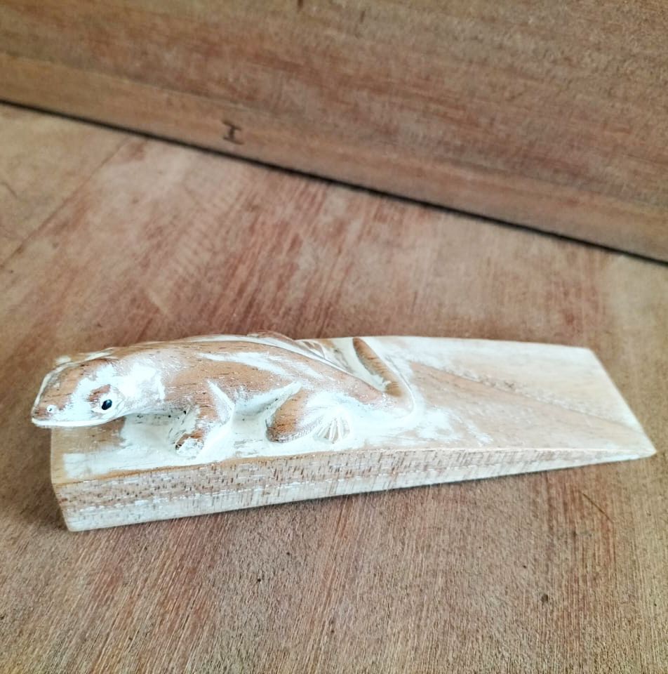 Ručne vyrezávaná zarážka dverí - Gecko