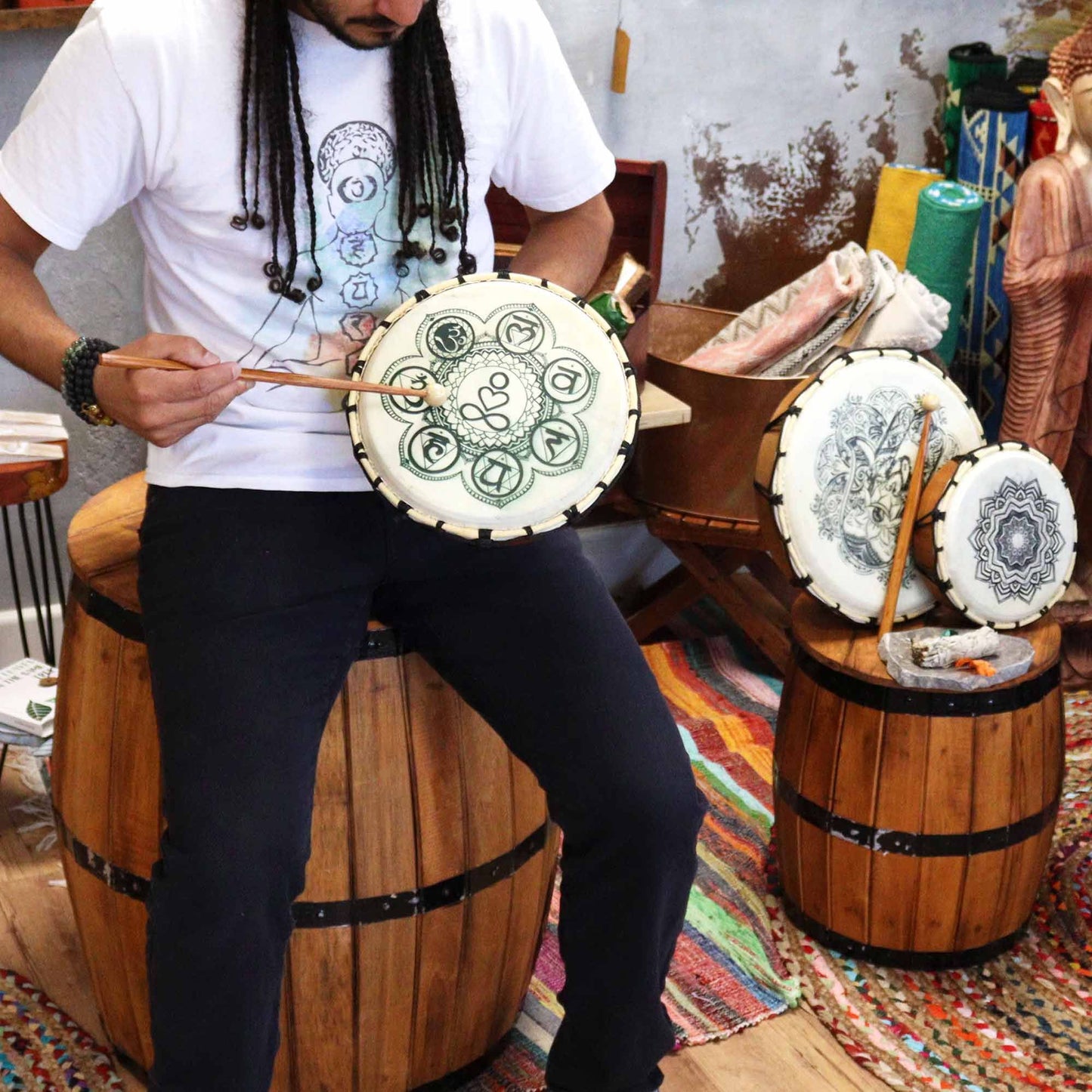 Čakrový šamanský bubon s paličkami - 25 cm